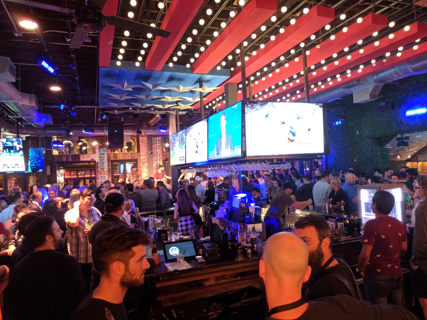 Dierk Bentleys Whiskey Row CBC 2018 Nashville